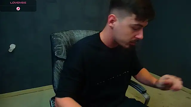 Snapshot of EnzoRace chatting on November 16, 5:46 am EnzoRace online show from November 16, 5:46 am