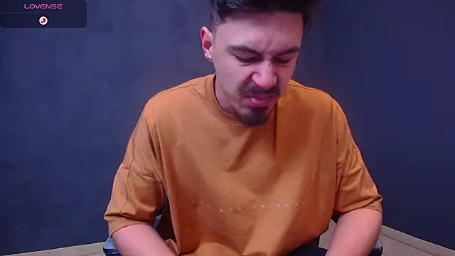 Snapshot of EnzoRace chatting on November 28, 5:43 am EnzoRace online show from November 28, 5:43 am