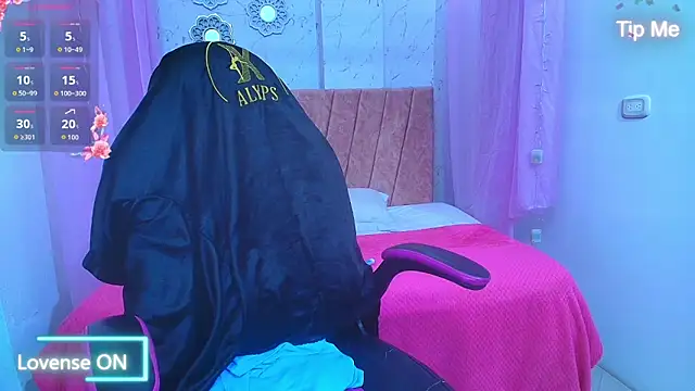 mia  thomson  online show from April 18, 4:00 pm