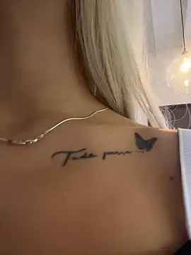 Snapshot of MystiqueXXX chatting on November 15, 1:07 pm MystiqueXXX online show from November 15, 1:07 pm