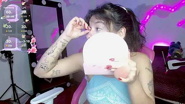 larah uwu online show from October 6, 7:33 pm