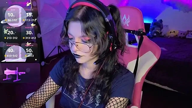 larah uwu online show from November 12, 7:24 pm