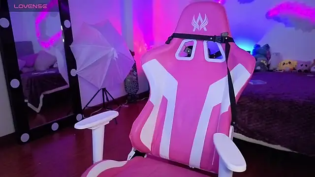 larah uwu online show from November 13, 7:13 pm