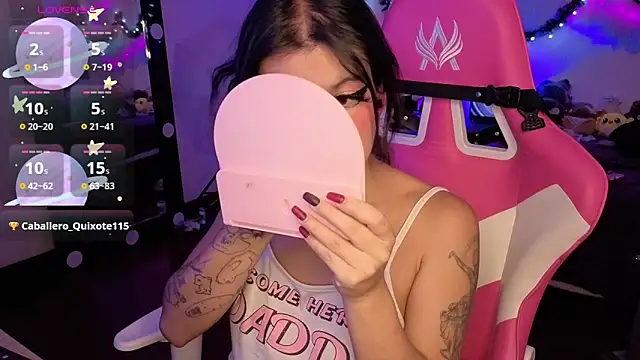 larah uwu online show from December 18, 7:53 pm