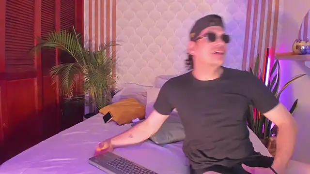 Snapshot of Cristian_blaze chatting on November 19, 7:19 am Cristian blaze online show from November 19, 7:19 am