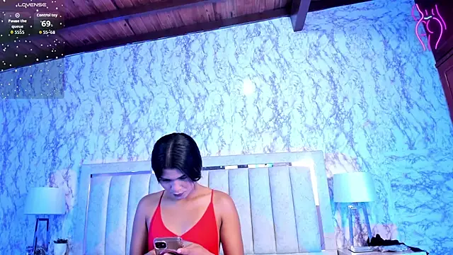 Snapshot of AlaiaMoretti chatting on September 24, 5:44 am AlaiaMoretti online show from September 24, 5:44 am
