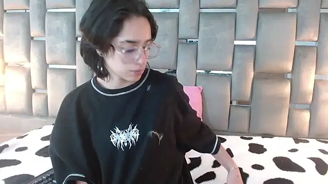 Snapshot of katalinathxandbritney1 chatting on September 11, 2:44 am katalinathxandbritney1 online show from September 11, 2:44 am