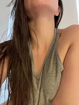 Snapshot of karinasantos_ chatting on February 8, 3:04 pm karinasantos online show from February 8, 3:04 pm