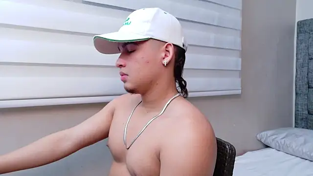 Snapshot of Riky_Strong chatting on November 18, 3:23 am Riky Strong online show from November 18, 3:23 am