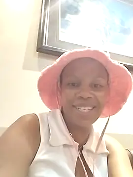 Snapshot of HoneyDripz_94 chatting on October 18, 10:10 pm HoneyDripz 94 online show from October 18, 10:10 pm