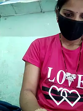 Snapshot of poojam93 chatting on September 18, 2:35 am poojam93 online show from September 18, 2:35 am