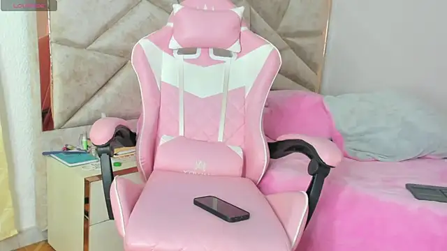 Snapshot of kendal_hot01 chatting on October 5, 10:51 pm kendal hot01 online show from October 5, 10:51 pm