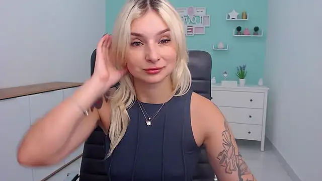 Snapshot of LilFleurish chatting on October 16, 4:24 am LilFleurish online show from October 16, 4:24 am