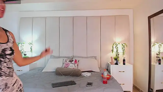 Snapshot of mia_rousse25 chatting on October 16, 1:45 pm mia rousse25 online show from October 16, 1:45 pm