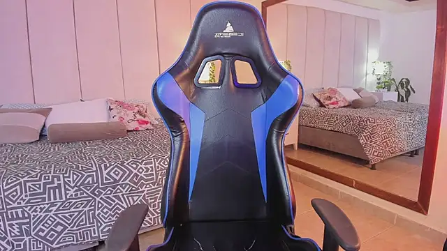 Snapshot of mia_rousse25 chatting on December 15, 1:04 pm mia rousse25 online show from December 15, 1:04 pm