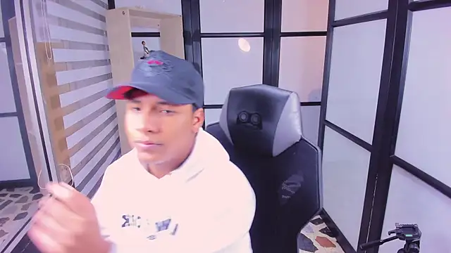 Snapshot of IsaacBlack_ chatting on October 14, 4:13 am IsaacBlack online show from October 14, 4:13 am