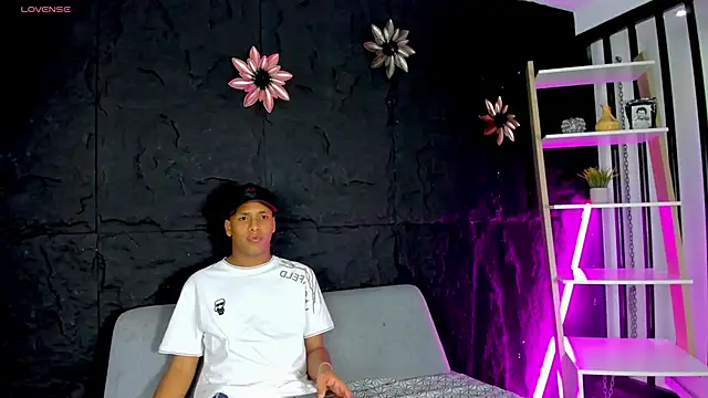 Snapshot of IsaacBlack_ chatting on October 16, 4:57 am IsaacBlack online show from October 16, 4:57 am