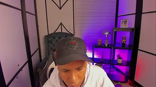 Snapshot of IsaacBlack_ chatting on October 22, 4:24 am IsaacBlack online show from October 22, 4:24 am