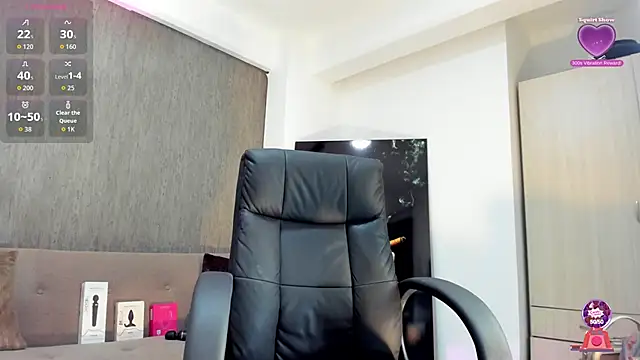 Snapshot of lily_cash1 chatting on October 18, 7:14 pm lily cash1 online show from October 18, 7:14 pm