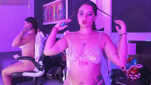 Snapshot of Bela_Jones chatting on December 4, 4:22 am Bela Jones online show from December 4, 4:22 am