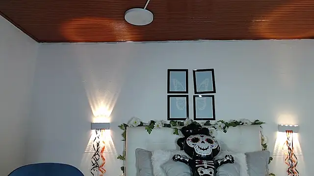 Snapshot of Megan_05_ chatting on November 10, 7:35 pm Megan 05 online show from November 10, 7:35 pm