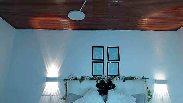 Snapshot of Megan_05_ chatting on November 22, 7:35 pm Megan 05 online show from November 22, 7:35 pm