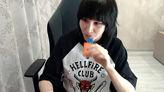 Snapshot of MistyDark chatting on October 22, 10:04 am MistyDark online show from October 22, 10:04 am