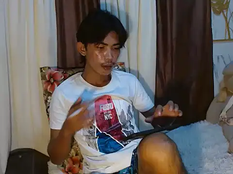 Snapshot of Skinnyguy03 chatting on December 21, 9:49 am Skinnyguy03 online show from December 21, 9:49 am