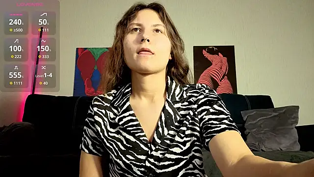 Snapshot of TrixiBell chatting on November 8, 4:56 am TrixiBell online show from November 8, 4:56 am