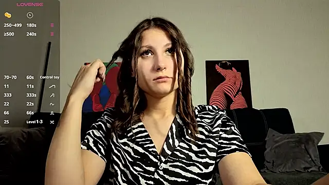 Snapshot of TrixiBell chatting on November 27, 4:25 am TrixiBell online show from November 27, 4:25 am