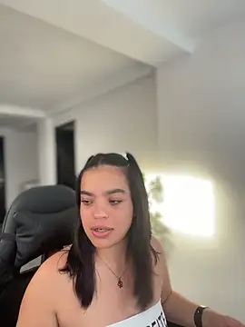 JuanitaMore01 online show from March 27, 10:09 pm