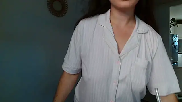 Snapshot of liloush__ chatting on October 18, 1:23 pm liloush online show from October 18, 1:23 pm