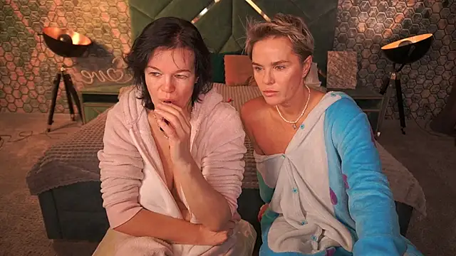 Snapshot of PleasureWeCouple chatting on November 18, 6:51 am PleasureWeCouple online show from November 18, 6:51 am