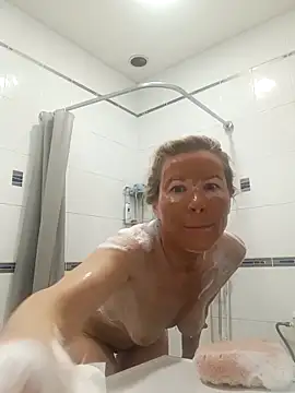 Snapshot of Julia_Giulia chatting on November 16, 2:17 am Julia Giulia online show from November 16, 2:17 am