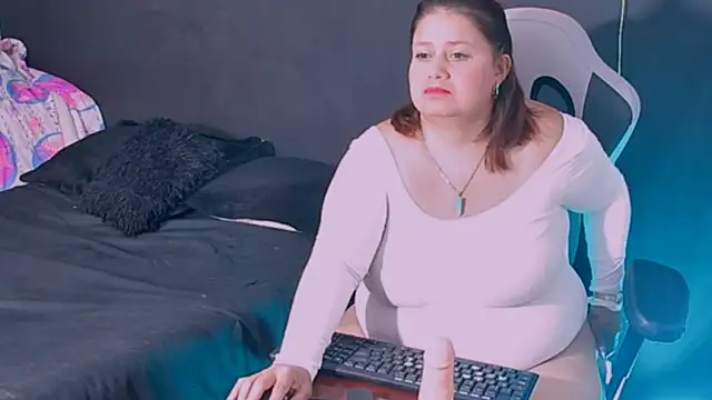 Snapshot of Lizz_Milf chatting on September 16, 4:02 am Lizz Milf online show from September 16, 4:02 am