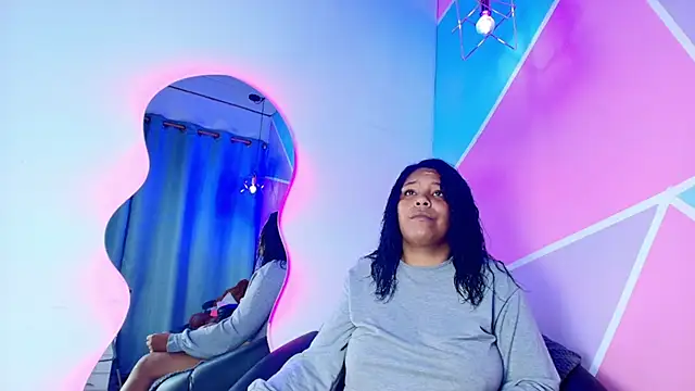 naomi campbel  online show from November 5, 9:04 pm