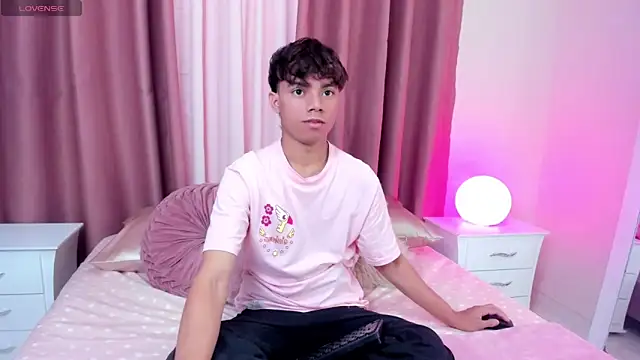 Snapshot of Honeymoon_sariel chatting on October 22, 1:44 pm Honeymoon sariel online show from October 22, 1:44 pm