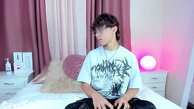 Snapshot of Honeymoon_sariel chatting on November 30, 8:57 pm Honeymoon sariel online show from November 30, 8:57 pm