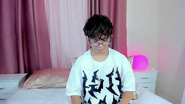 Snapshot of Honeymoon_sariel chatting on December 15, 1:37 pm Honeymoon sariel online show from December 15, 1:37 pm