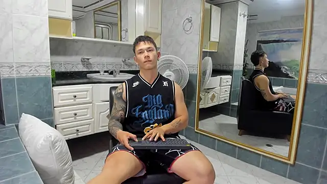 Snapshot of Thomas_moon chatting on September 12, 12:05 pm Thomas moon online show from September 12, 12:05 pm