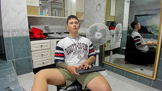 Snapshot of Thomas_moon chatting on September 13, 12:49 pm Thomas moon online show from September 13, 12:49 pm