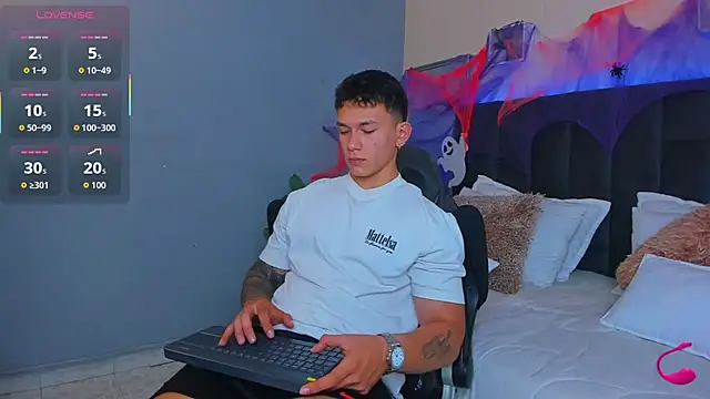 Snapshot of Thomas_moon chatting on October 25, 12:23 pm Thomas moon online show from October 25, 12:23 pm