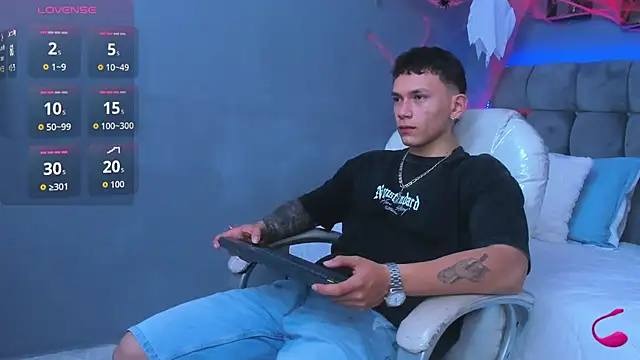 Snapshot of Thomas_moon chatting on November 1, 3:58 pm Thomas moon online show from November 1, 3:58 pm