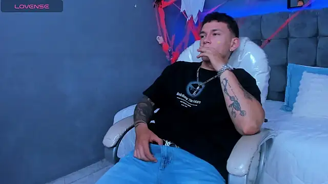 Snapshot of Thomas_moon chatting on November 3, 9:27 pm Thomas moon online show from November 3, 9:27 pm