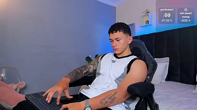 Snapshot of Thomas_moon chatting on November 4, 11:31 am Thomas moon online show from November 4, 11:31 am