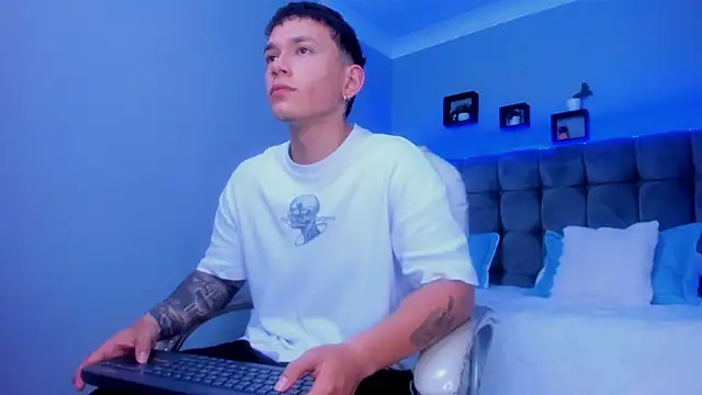 Snapshot of Thomas_moon chatting on December 2, 10:31 am Thomas moon online show from December 2, 10:31 am