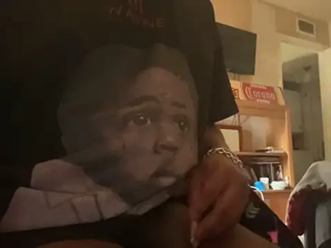 Snapshot of Prettyvsmonster chatting on December 16, 4:56 pm Prettyvsmonster online show from December 16, 4:56 pm