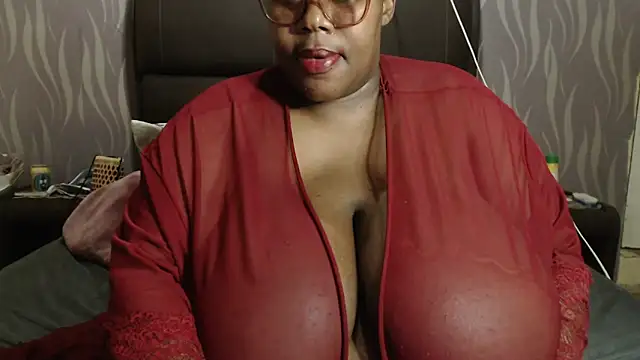 Snapshot of BoobsQueen46K chatting on October 31, 6:42 pm BoobsQueen46K online show from October 31, 6:42 pm