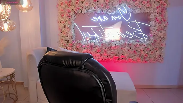 MiaLaurence online show from October 5, 5:00 pm