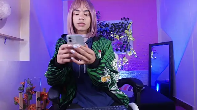 Snapshot of Katy_bratz_ chatting on October 6, 12:52 am Katy bratz online show from October 6, 12:52 am